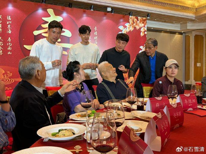 开云体育下载-石雪清:从七十年代徐根宝就为年老庆生,此恩情成中国足坛佳话